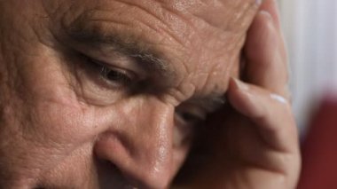   portre üzgün emekli adam portre kadar dalgın yalnız eski man.close