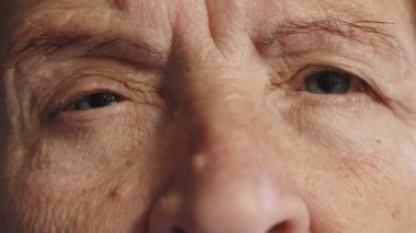 üzgün yaşlı kadın gözleri portre yakından açar