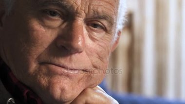   dalgın yalnız ihtiyar portre üzgün emekli adam portre kadar kapatın