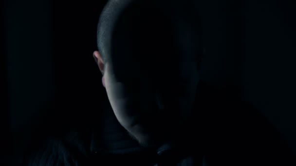 Πορτραίτο λυπημένο άνθρωπο φαλακρός στο σκοτάδι — Αρχείο Βίντεο