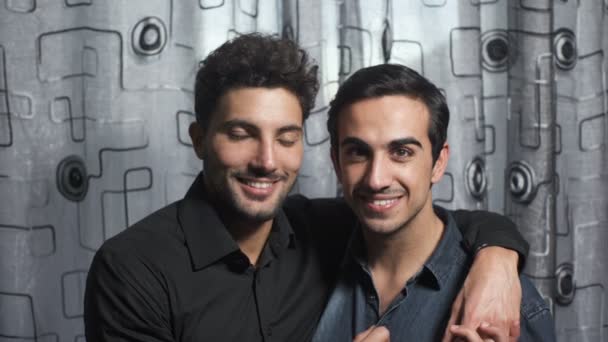 Sorridente gay coppia scambi un bacio su loro bocca — Video Stock