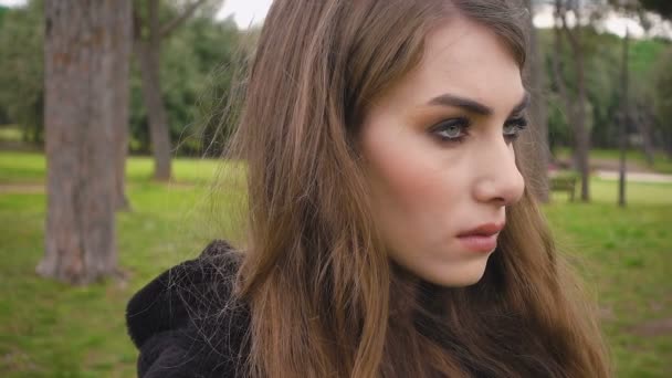 Porträt einer schönen nachdenklichen und wütenden Frau im Park — Stockvideo