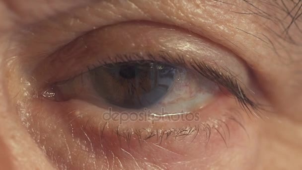 Primer plano Retrato en el ojo del anciano: Retrato de ancianos tristes — Vídeos de Stock