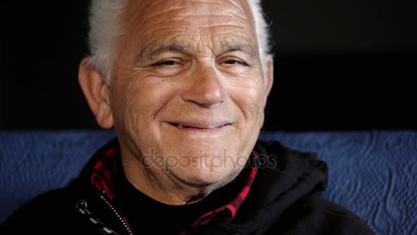 Portrait d'un vieil homme souriant regardant la caméra, intérieur — Video