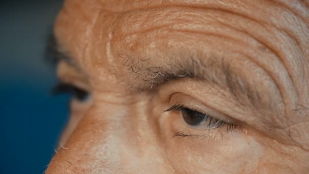 Szomorú és depressziós öreg ember szeme közelről — Stock videók