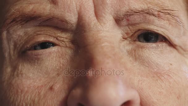traurige alte Frau öffnet die Augen, Porträt aus nächster Nähe