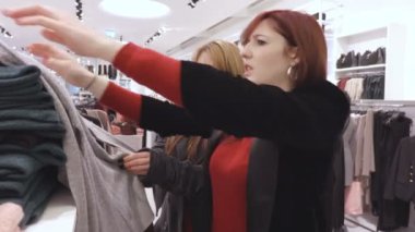 Bir giyim mağazası iki kız arkadaşım ne birlikte satın almak tercih