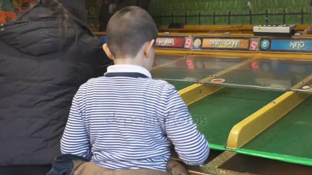 Vista trasera de los niños juega con pelotas en el parque de atracciones — Vídeo de stock