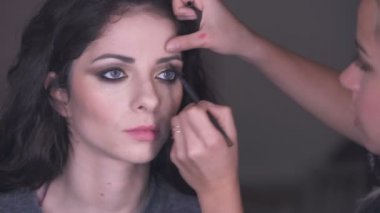 Makyöz güzel modelinin kaslar üzerinde çalışır