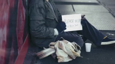 yorgun üzgün evsiz soran para sokak, profilde