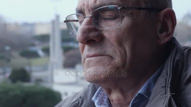 Çaresiz yaşlı adam kapatın. Melankoli yaşlı adam portresi