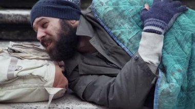 Evsiz sokağın ortasında uyanır ve etrafına bakıyor