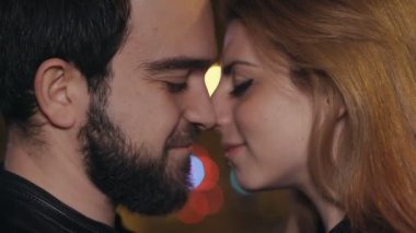 Şehvetli öpücük üzerinde yakın severler arasında şehir ışıkları gece içinde belgili tanımlık geçmiş