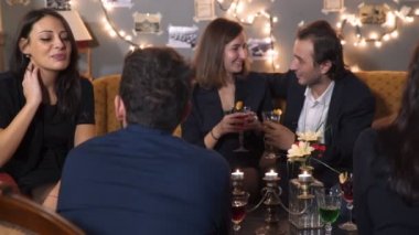 Zarif arkadaş chat, konuşma ve flört masa etrafında oturmuş 