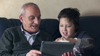 Eski dedesi portresi yeğeni tablet kullanmayı öğretir.