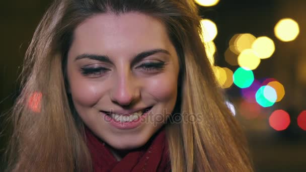 Rubia joven Mujer en la ciudad por la noche sonrisa cara feliz retrato — Vídeo de stock