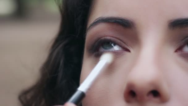 Colocando a maquiagem nos olhos azuis do modelo — Vídeo de Stock