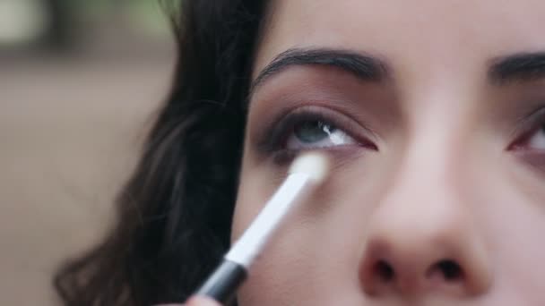 Mettre le maquillage sur les yeux bleus du modèle — Video