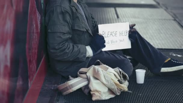 Cansado triste sin hogar pidiendo dinero en la calle, perfil — Vídeos de Stock