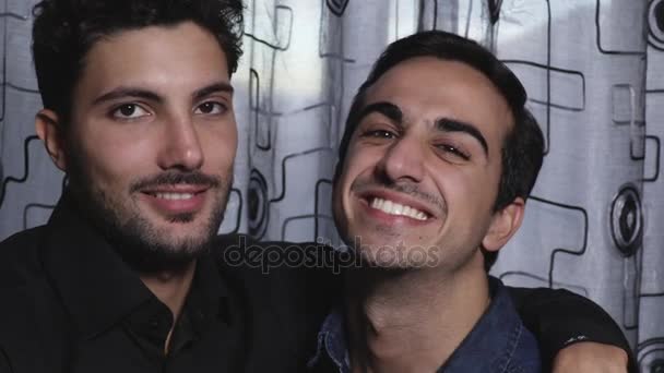 Gros plan sur heureux et souriant gay couple baisers — Video