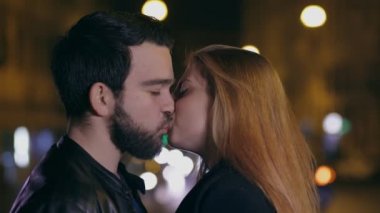 Çift, gece, sokak arasında romantik öpücük yakın çekim