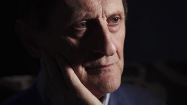 karanlık dalgın üzgün ihtiyar: üzüntü, depresyon, yalnızlık
