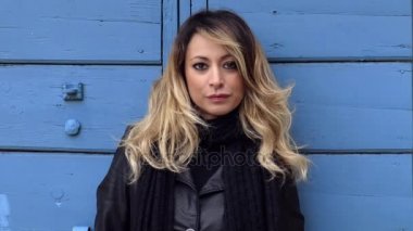 Seksi sarışın kadın görünüyor kameraya sensually, portre