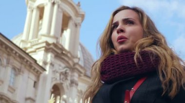 Genç sarışın kadın üzerinde yakın ağlayan-açık