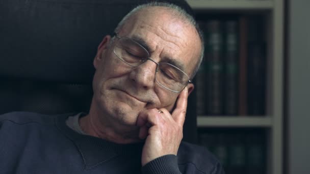Pensive old man:daydreaming elderly man — Stock Video