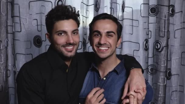 Gay casal sorrisos para o câmara e beijos — Vídeo de Stock