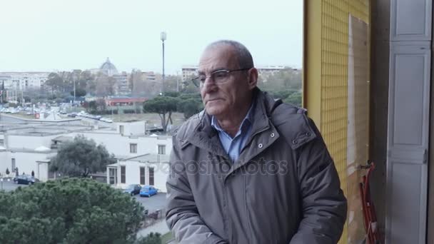 Triste y reflexivo hombre mayor al aire libre. Retrato de anciano pensativo — Vídeo de stock