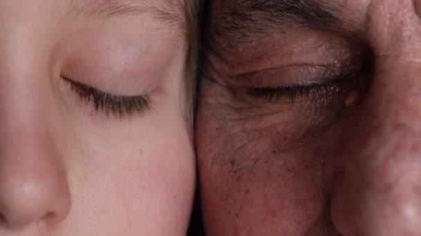 Generaciones que comparan: primer plano en los ojos del abuelo y el nieto — Vídeo de stock