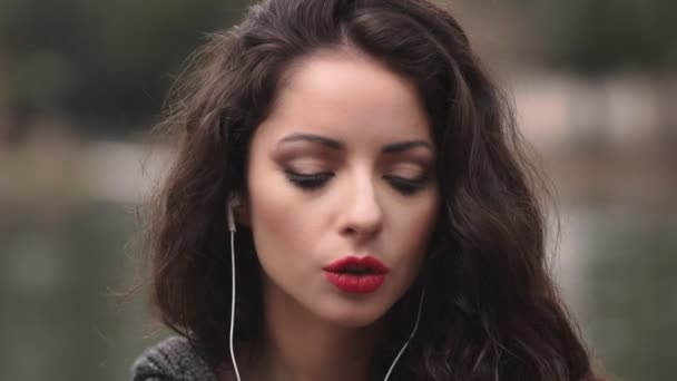 Detailní záběr na bruneta vážné a nervózní na telefonu v parku — Stock video