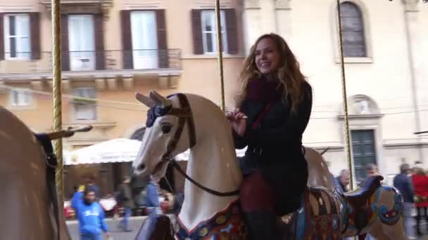 Retrato de mujer rubia y feliz divirtiéndose en un carrusel — Vídeo de stock