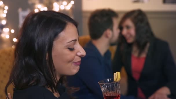 Focus sur un couple embrassant passionnément lors d'une fête — Video