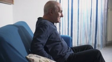 Kanepede almaya çalışırken ve çığlık yaşlı adamla ile bel ağrısı,