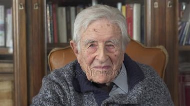 çok yaşlı adam portresi. Dalgın yaşlı adam, yaşlı üzgün