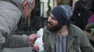 Yaşlı bir beyefendi portresi yüzü sevecen genç evsiz hemşire