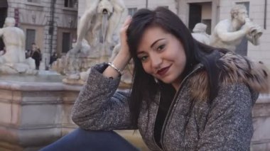 Kamera izlemek seksi ve gülümseyerek esmer çalış