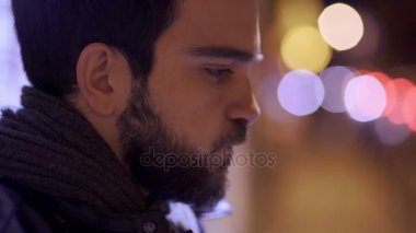 Üzgün ve endişeli sakallı adam City, yakın çekim