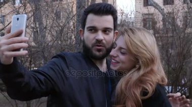 eğlenceli çift At Park alarak A Selfie, yakın çekim