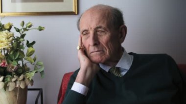Gözlerini kapatma dalgın hüzünlü eski işadamı