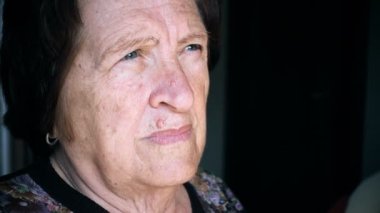 düşünceli yaşlı kadın bir şey mi arıyorsunuz