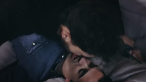 Gay homens no o cama no primeiro briga e então beijo — Vídeo de Stock