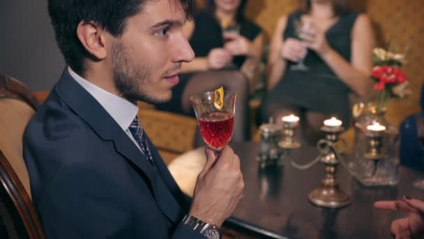 Profiel van:: Charming zakenman praat met iemand tijdens een feestje — Stockvideo