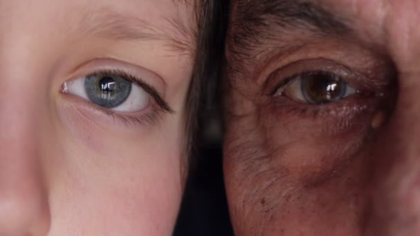 Ouverture des yeux du grand-père et du petit-fils, gros plan — Video