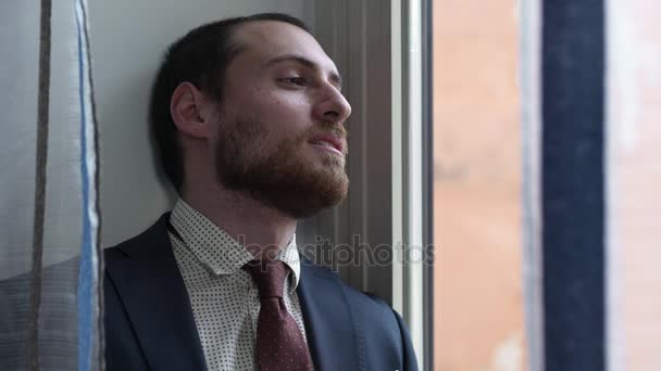 Deprimido y triste hombre de negocios en la ventana, acaba de perder su trabajo — Vídeos de Stock