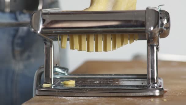 Maken van fettucine met machine — Stockvideo