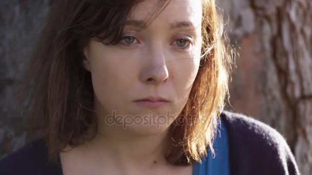 Mujer pensativa y deprimida de cerca. Mujer triste retrato al aire libre — Vídeo de stock