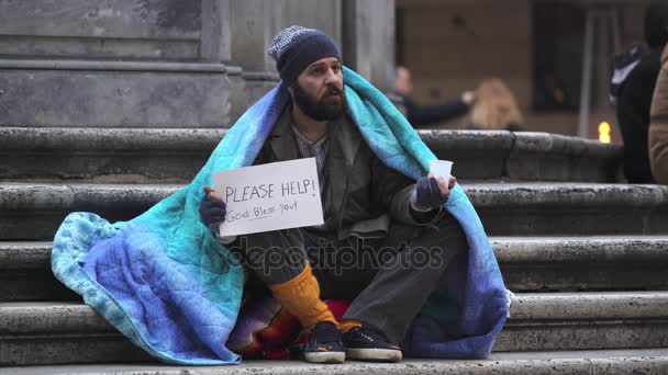 Retrato de indigentes solos y tristemente pide caridad en la ciudad — Vídeo de stock